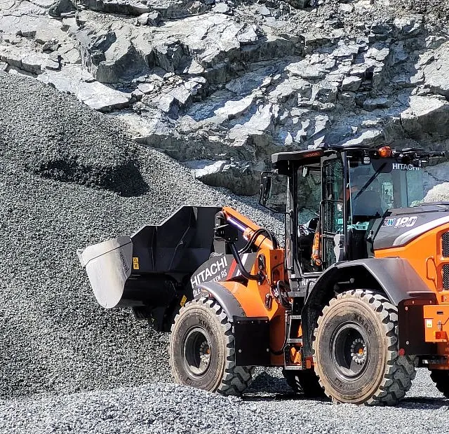 Gravemaskin ved grushaug