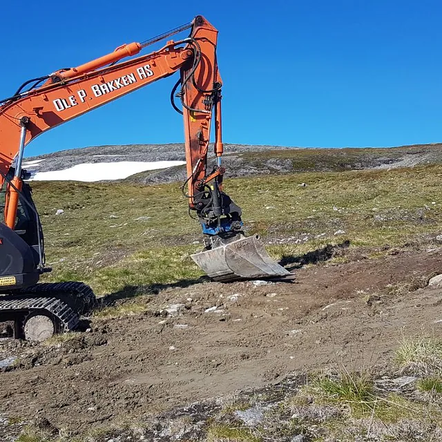 Gravearbeid i fjell med gravemaskin