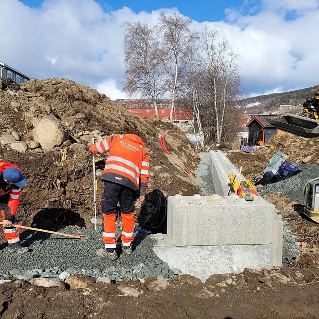 Arbeidere jobber med betongvegg