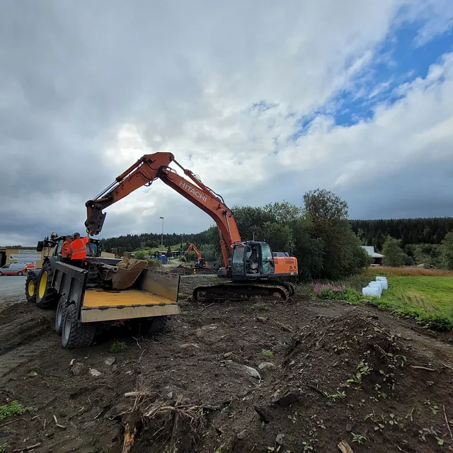Gravemaskin lesser jord på lastebil