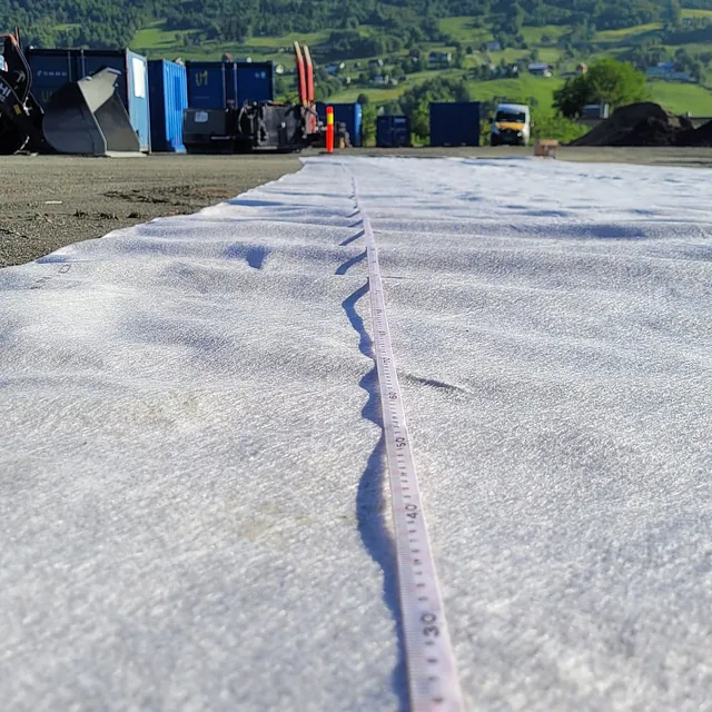 Måleband langs bakken