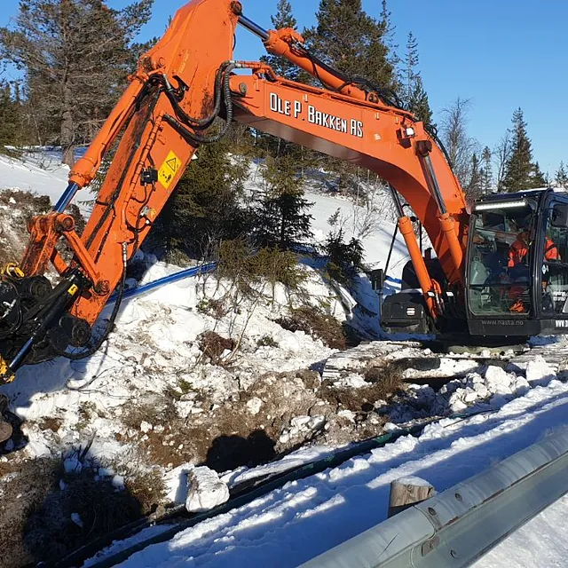 Veiarbeid i snødekt skogområde